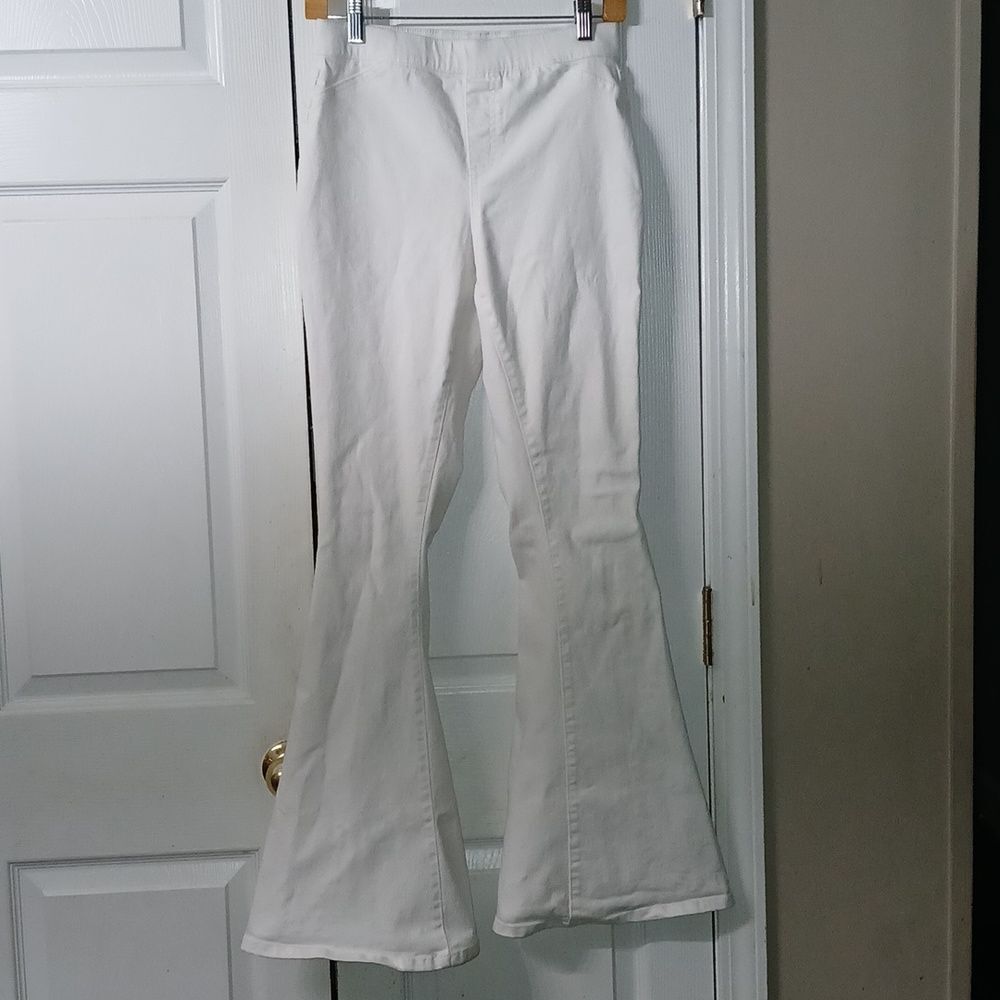 Versona Modern pull-on stretch white flare jeans  Sz 4 EUC